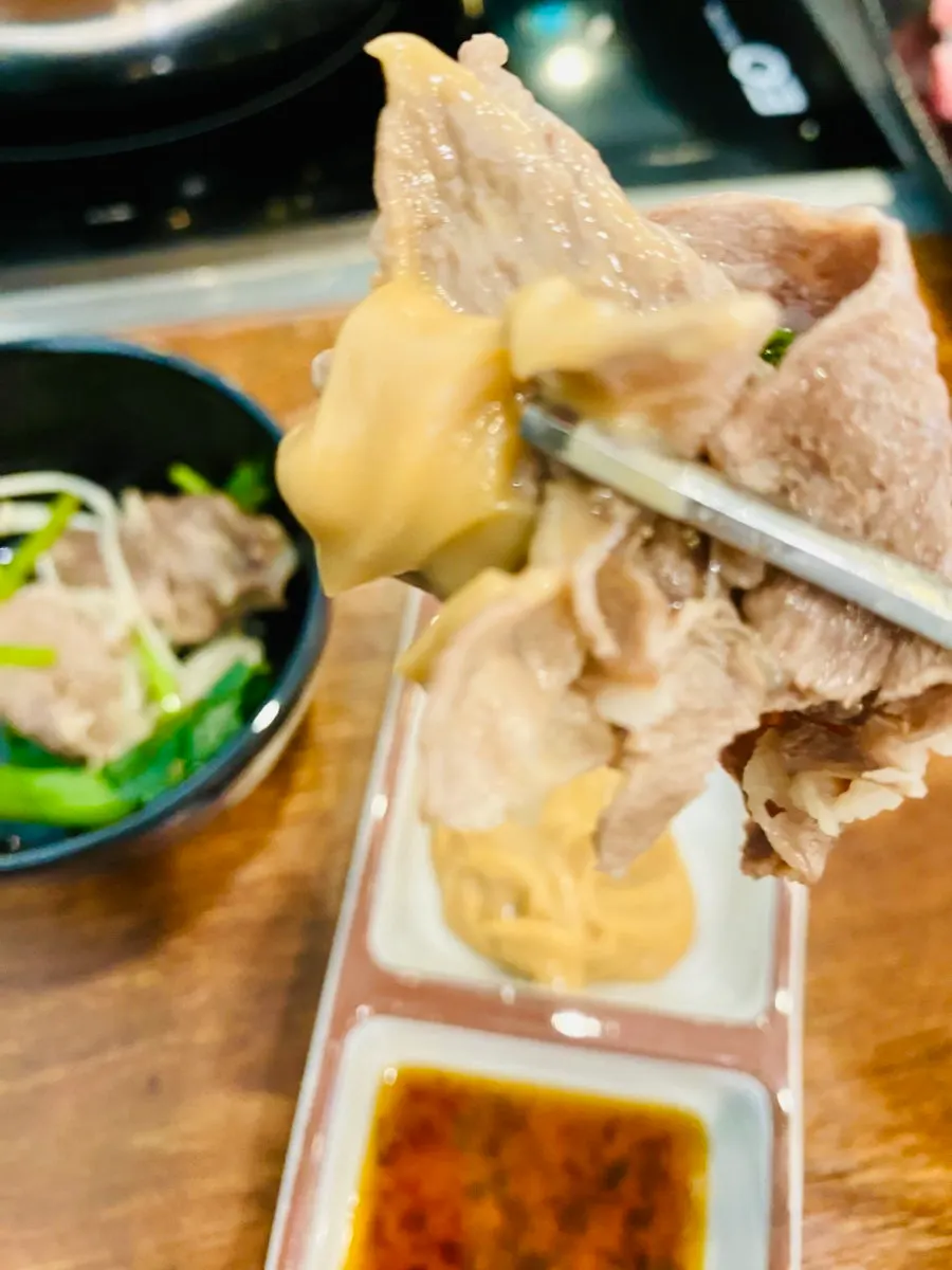 Vietnamese rice-paper wrap filled with vegetables and meat