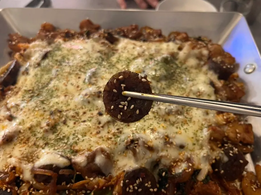Added sundae sari picked up with tongs