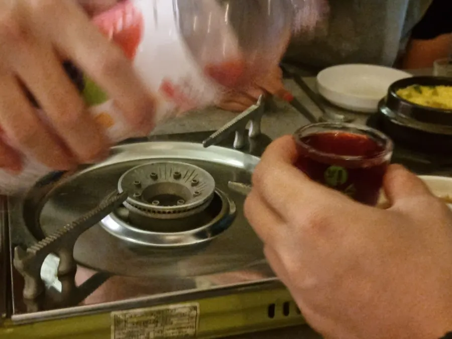 Bokbunja hongcho soju made by pouring in the syrup