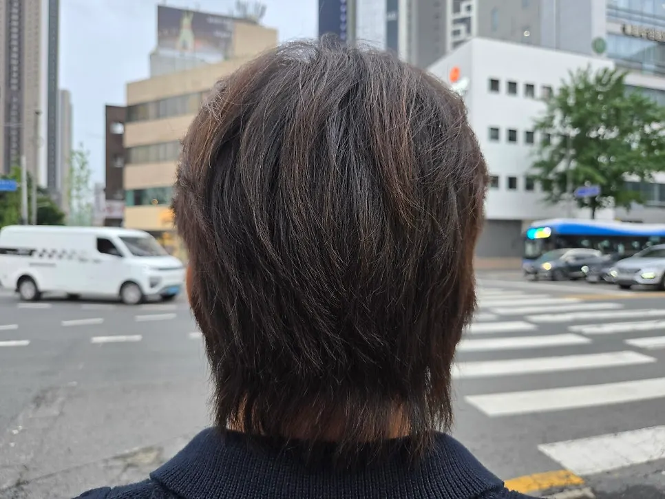 Grown-out back hair before the cut