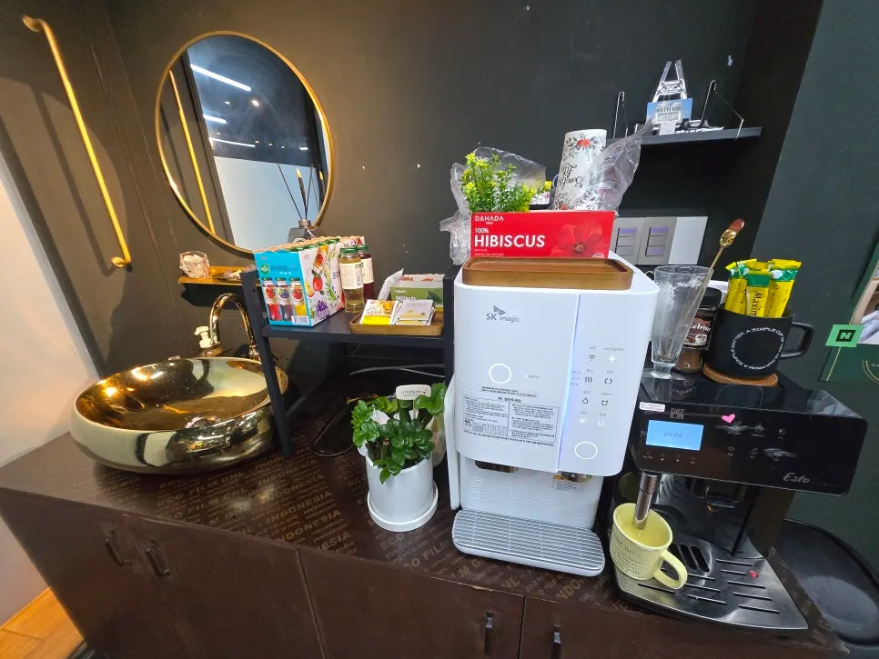 Coffee and drinks set up on one side of the salon