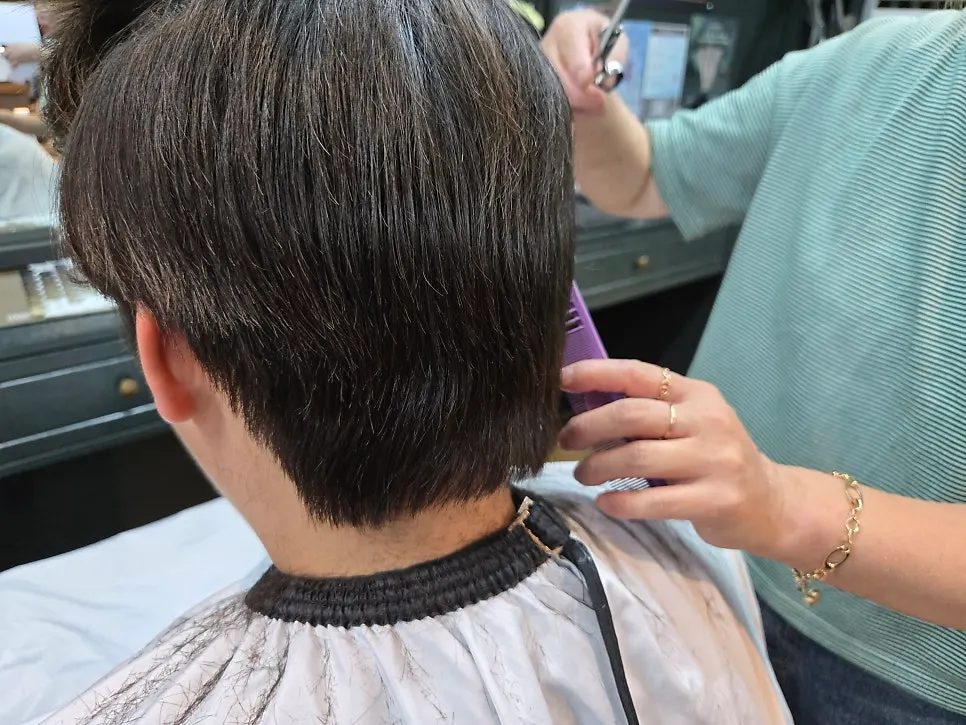 Cutting the men's hair in progress