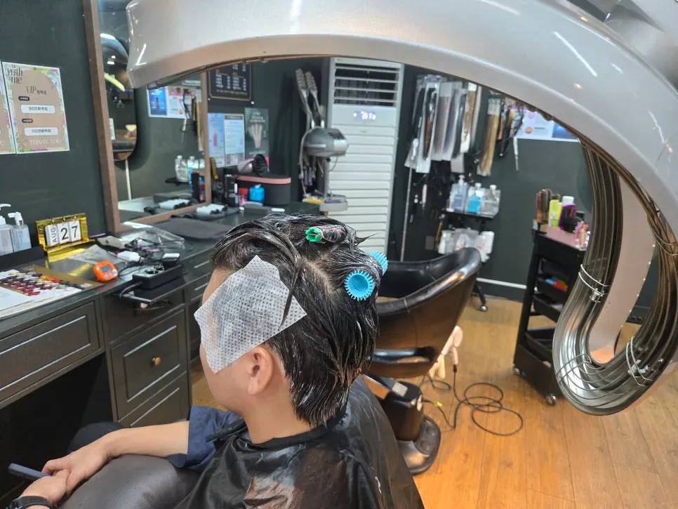 Waiting for heat processing after the down perm solution