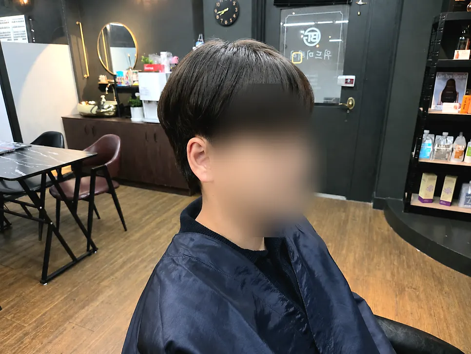 Side view of the neatened men's hairstyle