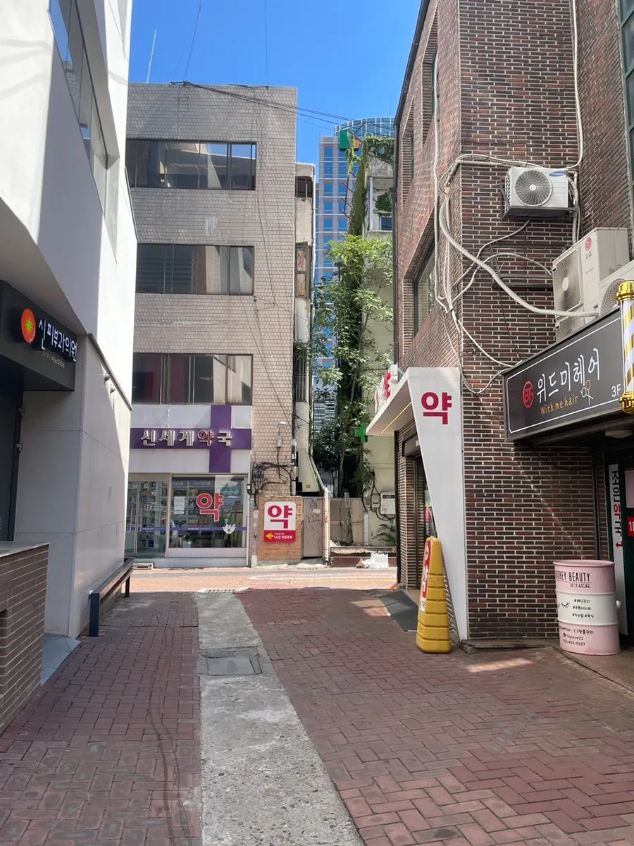 신 피부과 뒷건물에 위치한 위드미헤어 입구