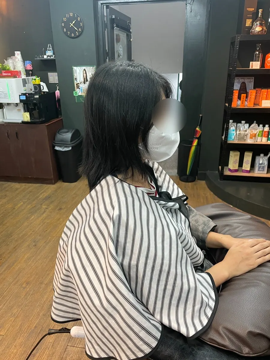 레이어드 컷과 사이드뱅 앞머리 손질 장면