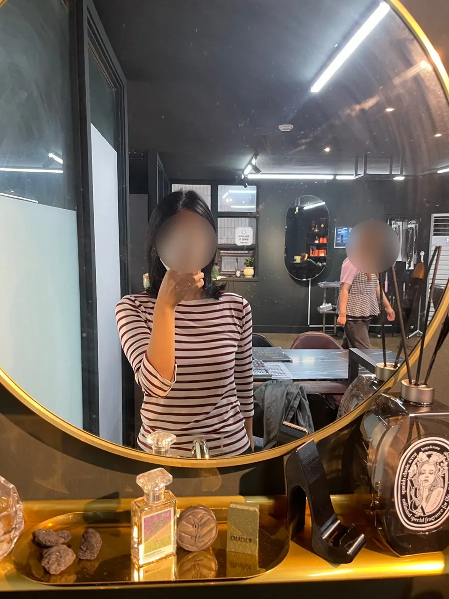 시술 후 거울에 비친 애프터 스타일