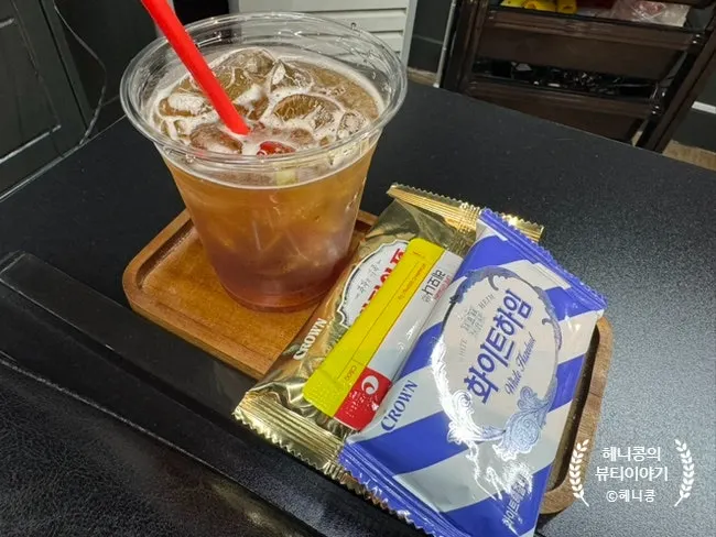 하트 빨대가 꽂힌 아이스 아메리카노