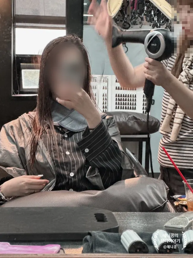 고데기 전 드라이로 말린 부드러운 모발