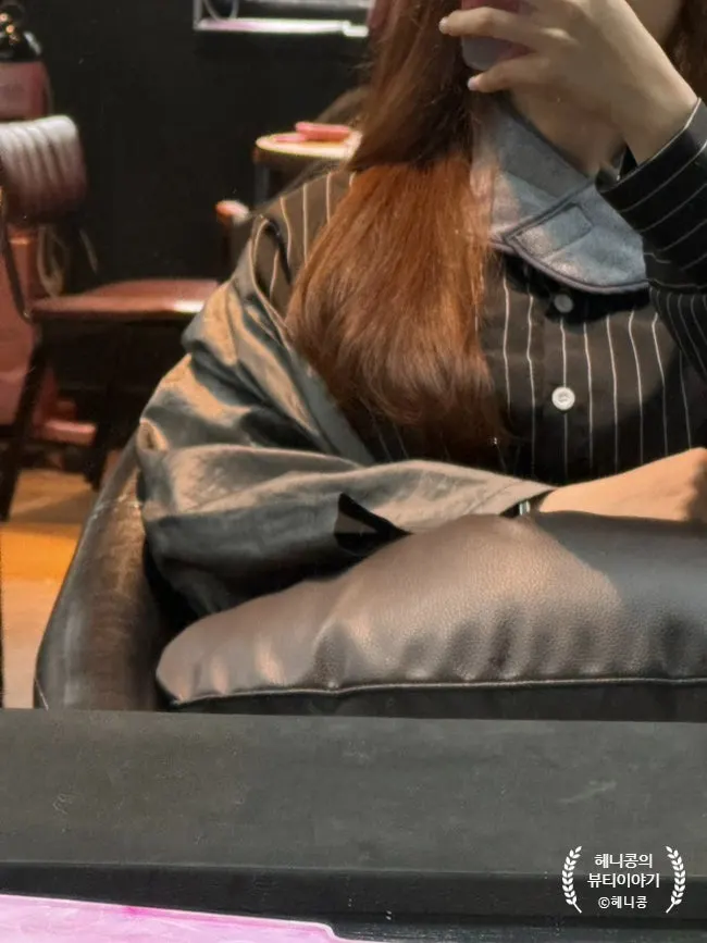 볼륨매직 고데기 작업 중인 머릿결