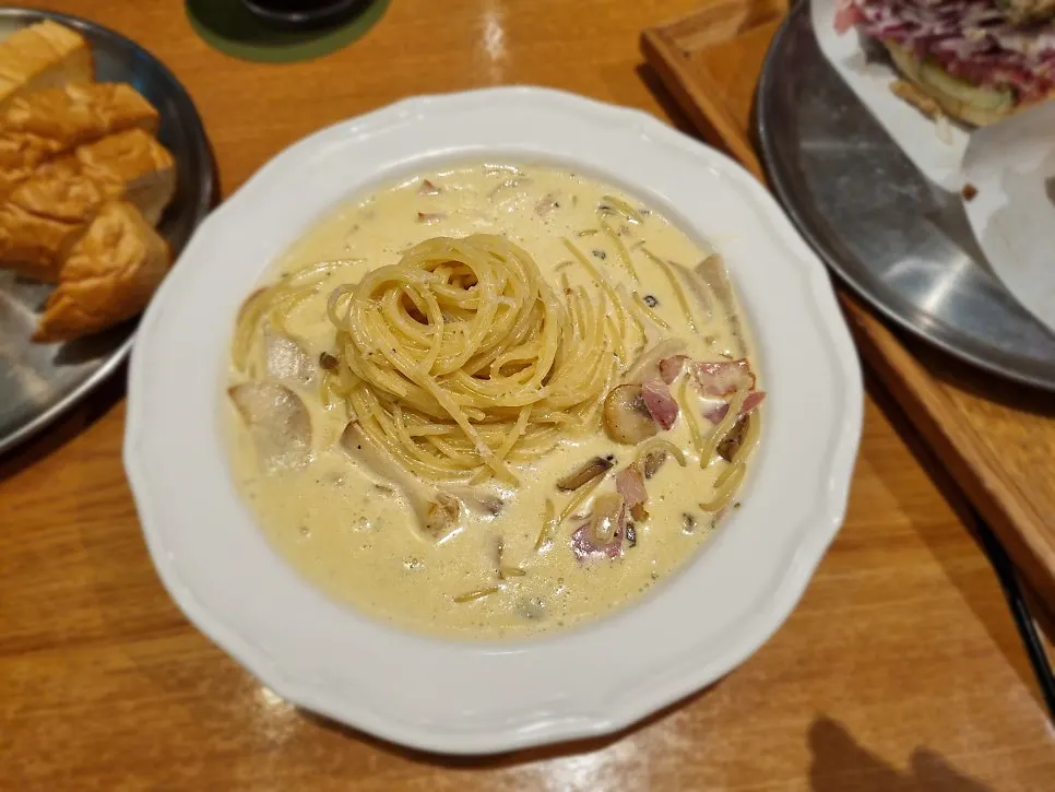 Withwich carbonara with generous cream sauce