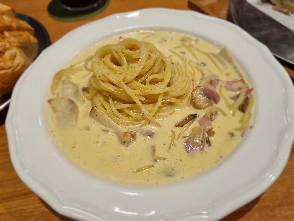 Carbonara with button mushrooms and bacon