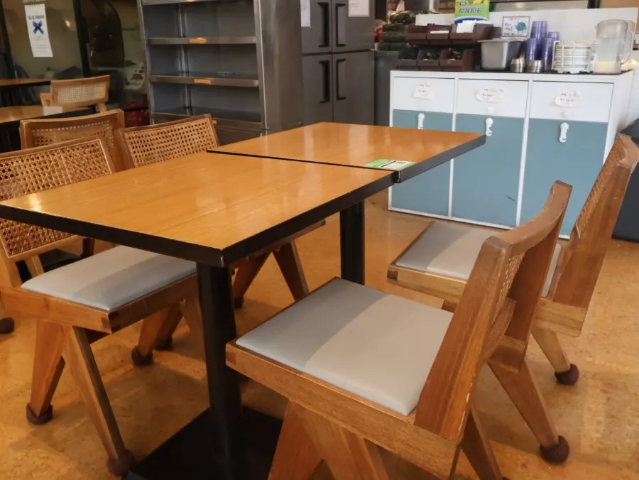 Two-person and four-person tables at Withwich
