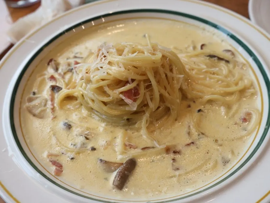 Cream carbonara with bacon and button mushrooms
