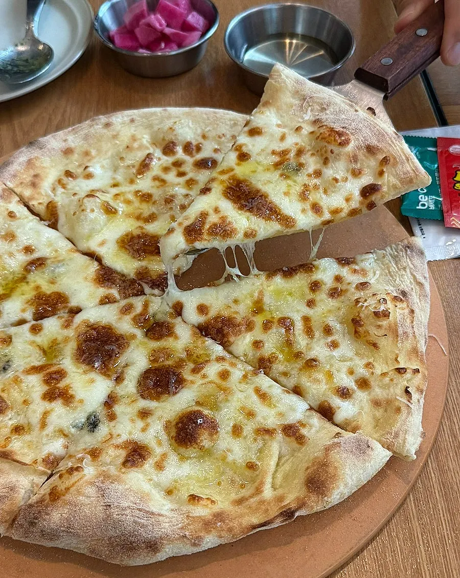 Gorgonzola cheese pizza served with honey