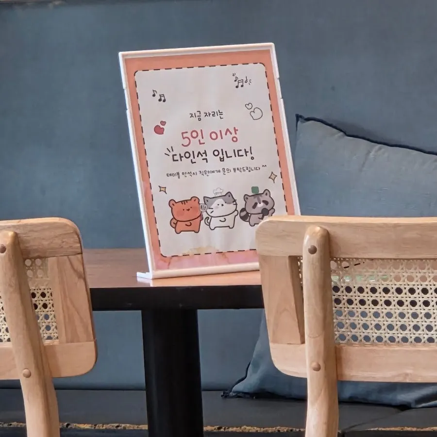 위드위치 오픈주방이 보이는 내부