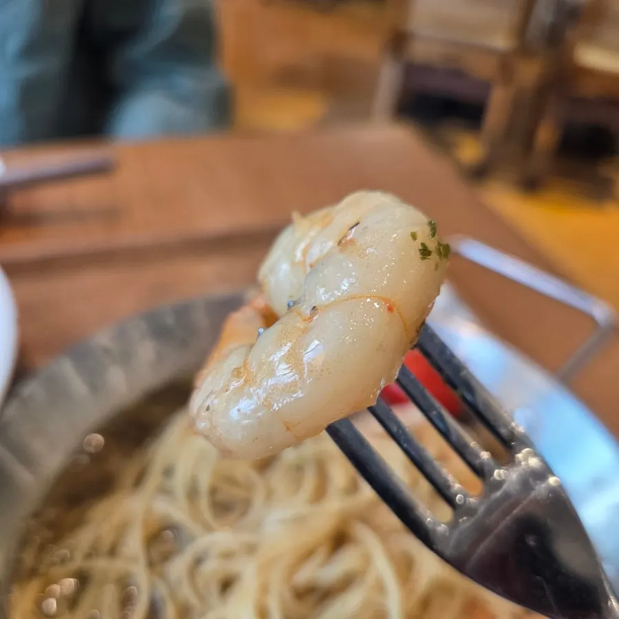 포크로 감바스 오일 파스타 면 드는 모습