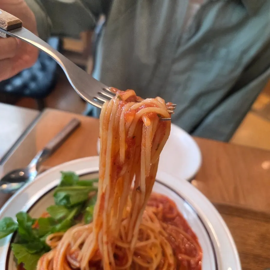 루꼴라가 올라간 아라비아따 파스타 클로즈업