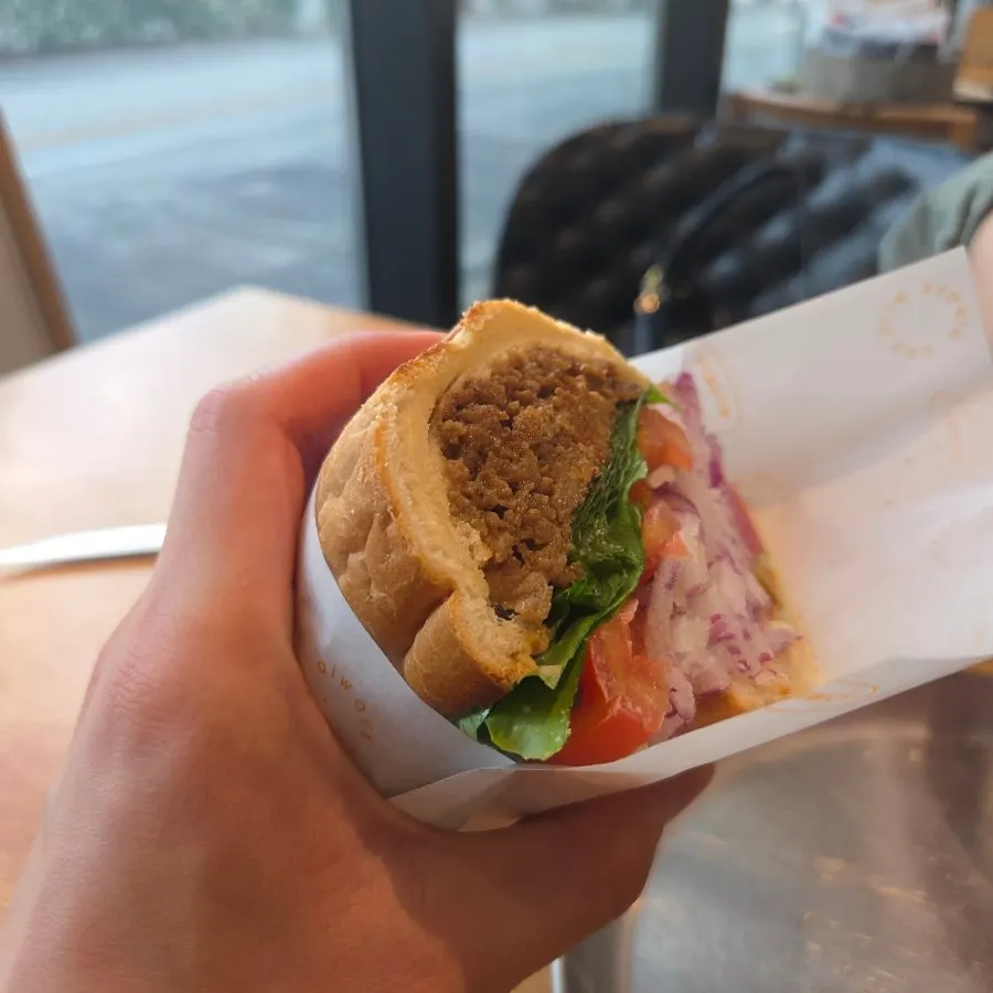 바게트빵에 야채와 불고기가 든 샌드위치 단면