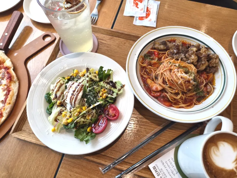 House salad and beef brisket jjamppong pasta