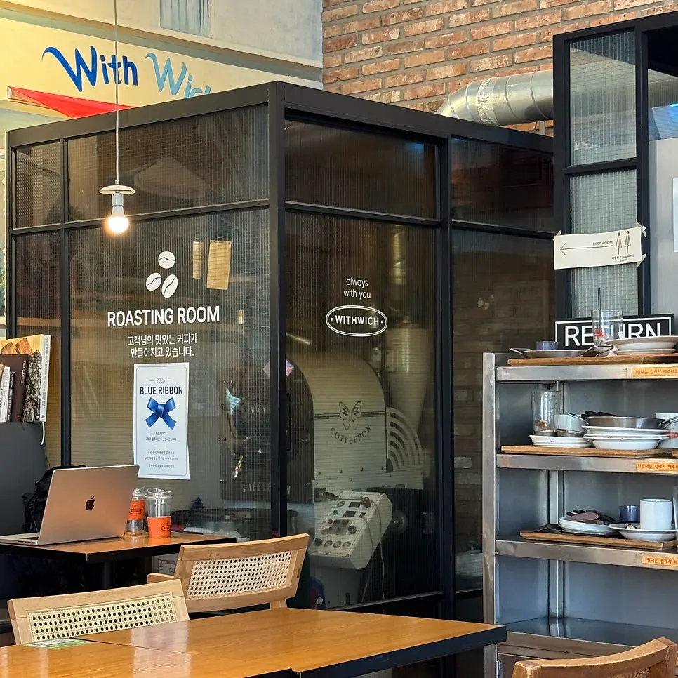 Withwich's interior crowded with customers on a weekday morning