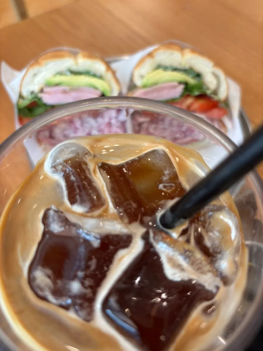 루꼴라와 토마토가 보이는 샌드위치 클로즈업