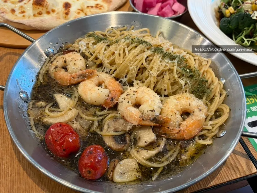세트 메뉴가 한 상에 놓인 모습