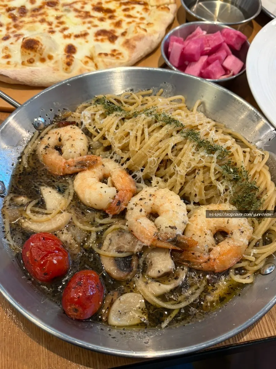 감바스 오일 파스타 한 접시