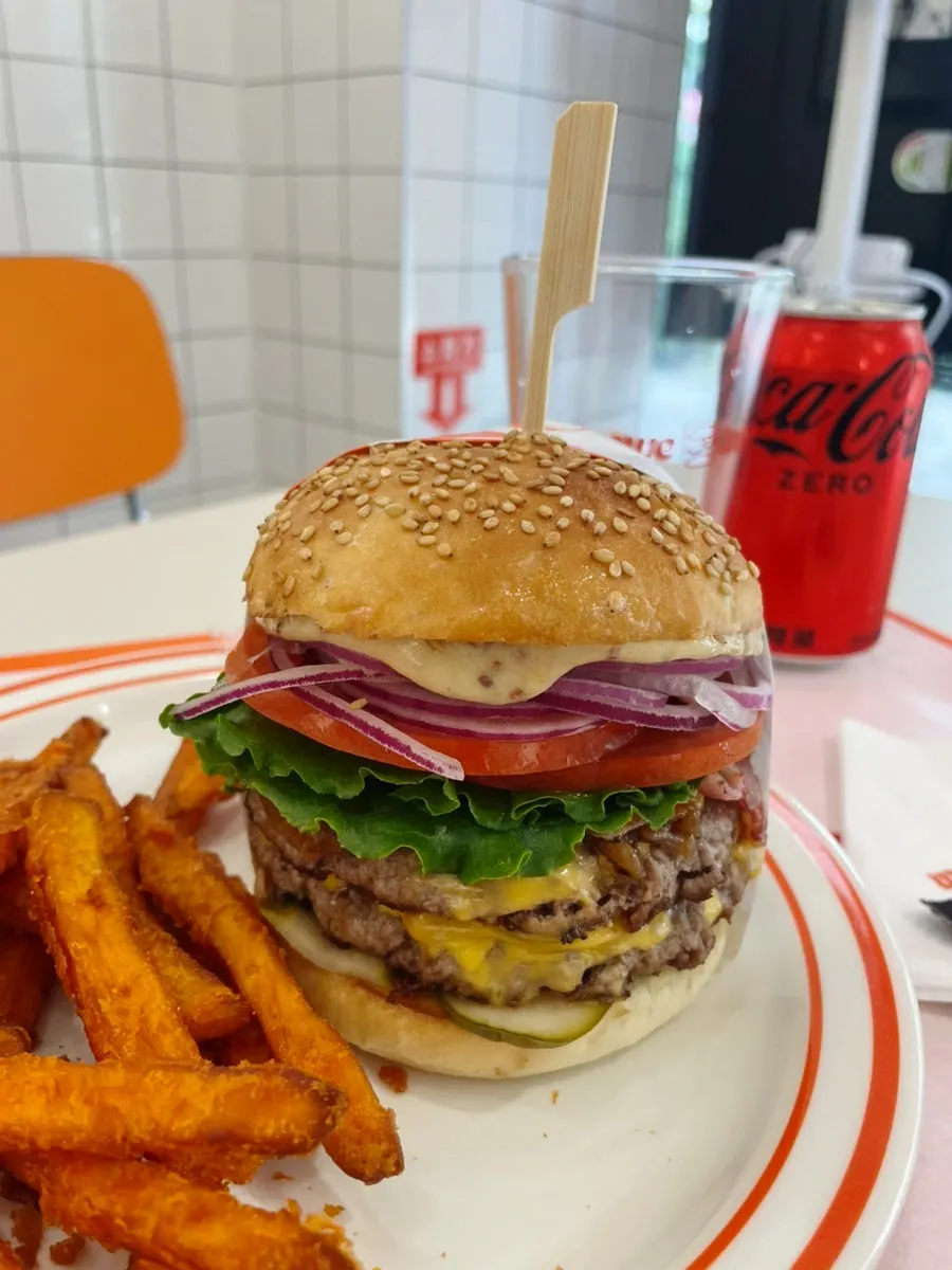 패티 두 장이 들어간 더블 클래식 버거