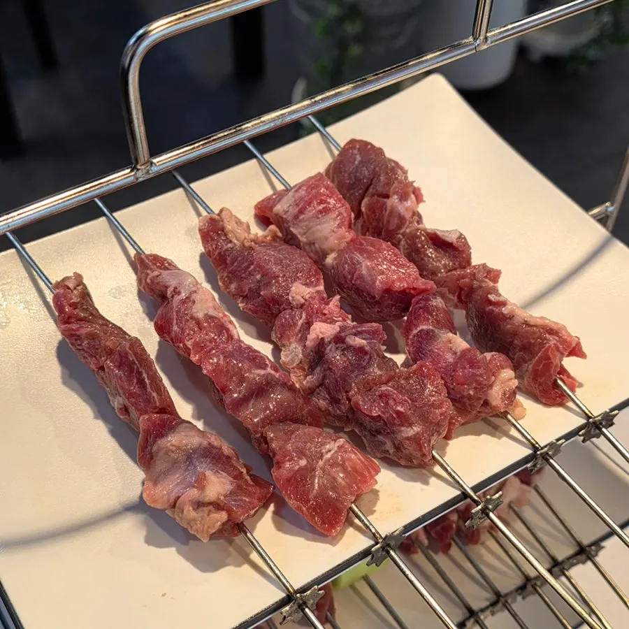 부위별 양꼬치가 꽂힌 4단 트레이