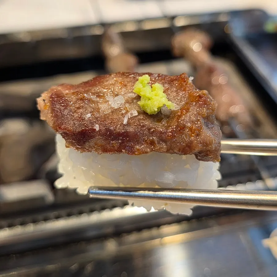 서비스로 나온 밥과 양갈비살 초밥