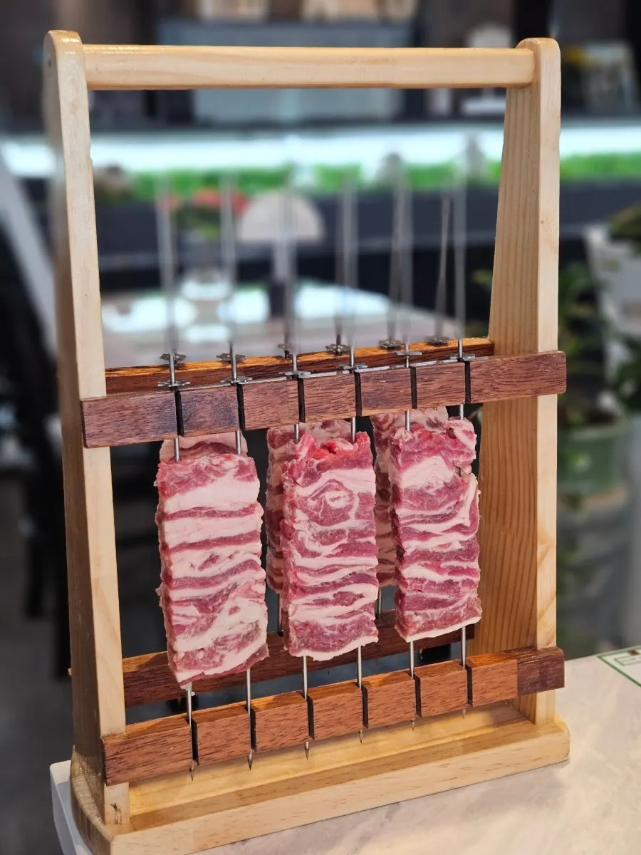 독특하게 담겨 나온 양갈비살 접시
