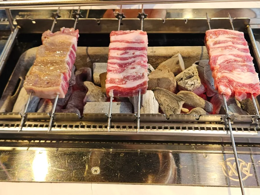 숯불 위에 올린 양갈비살