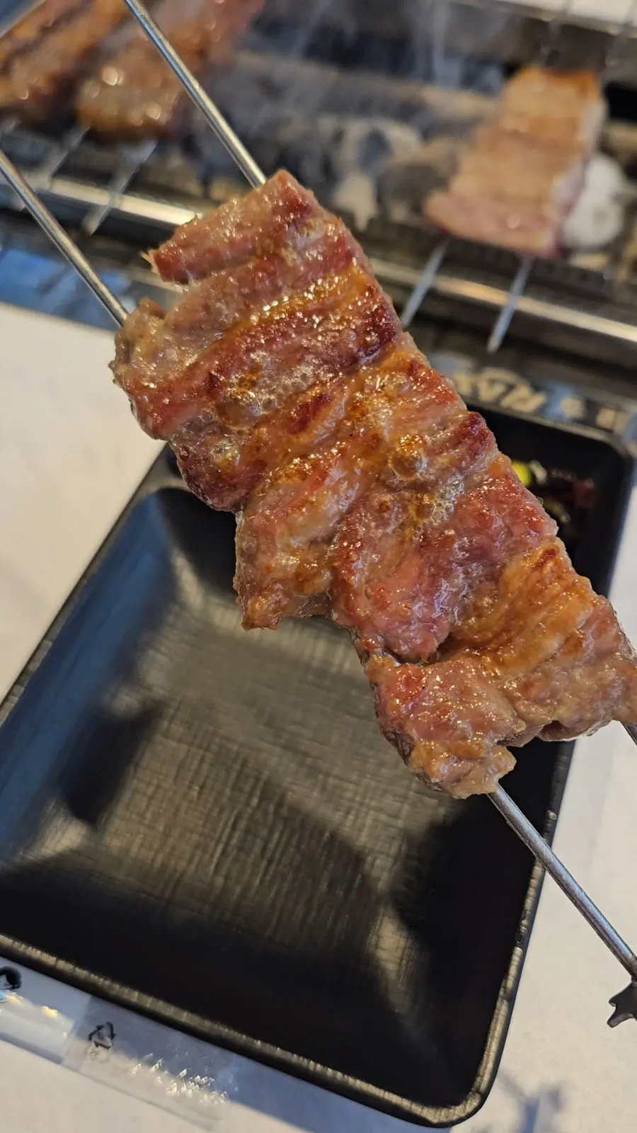 숯불 불판 위 양갈비살 세로 컷