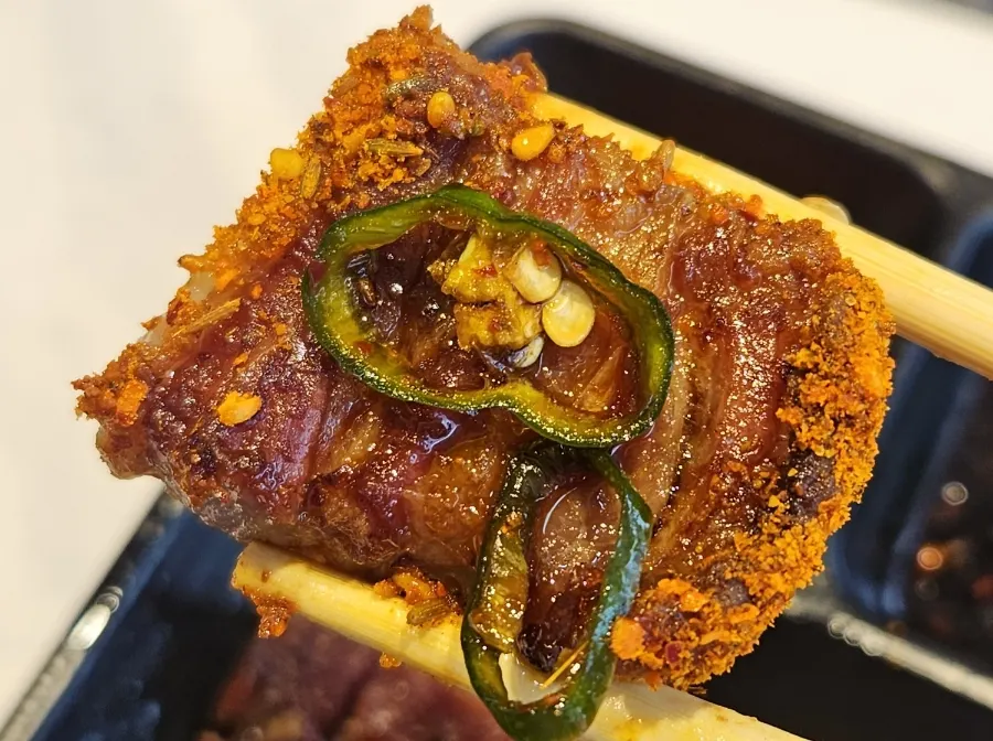 쯔란과 소스를 곁들인 구운 양갈비살