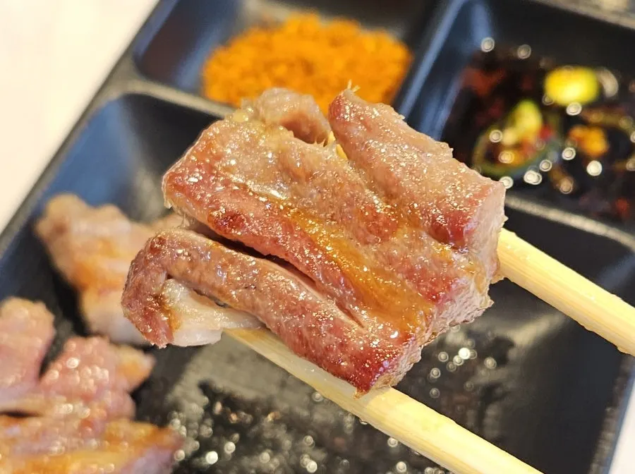 부드럽게 구워진 양갈비살 한 점