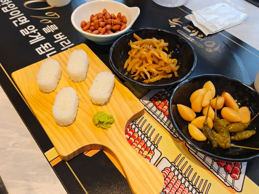 초밥 밥 위에 올린 양갈비살