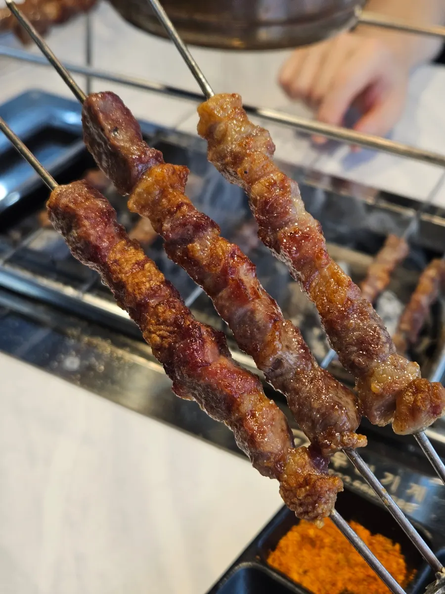 겉은 바삭한 양꼬치 클로즈업