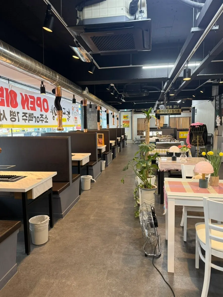 카페 같은 인테리어와 대형거울 포토존