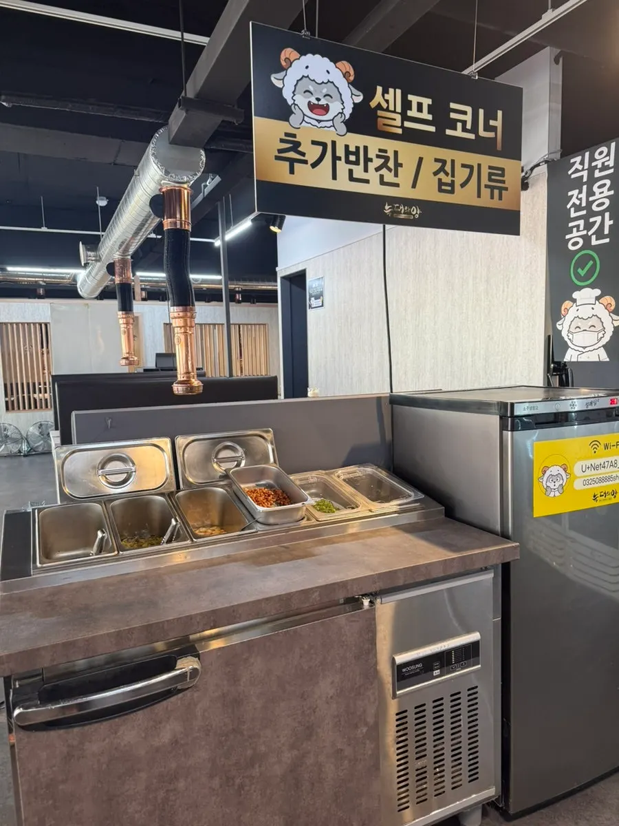 칸막이로 분리된 매장 좌석