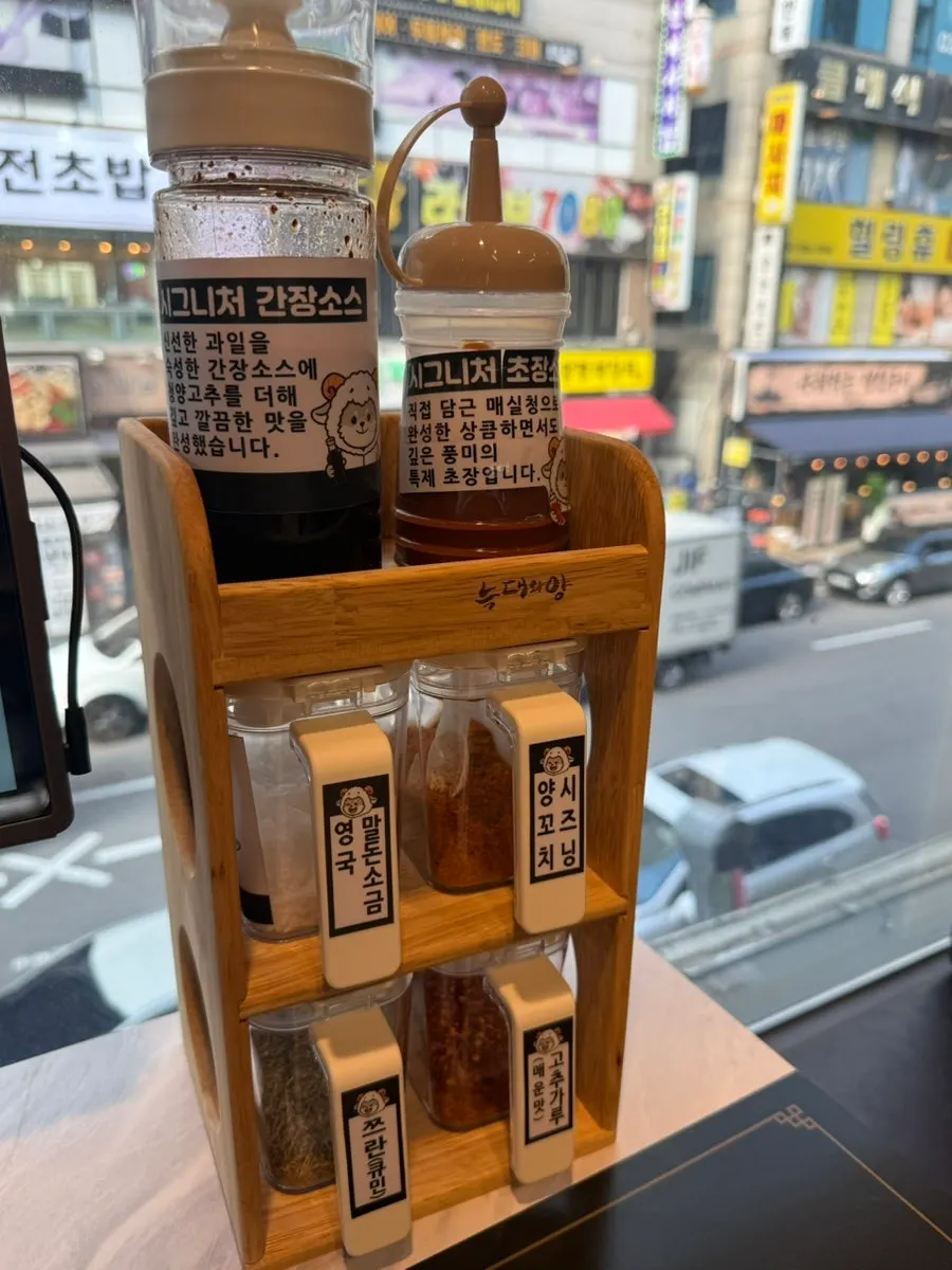 반찬을 담아올 수 있는 셀프바