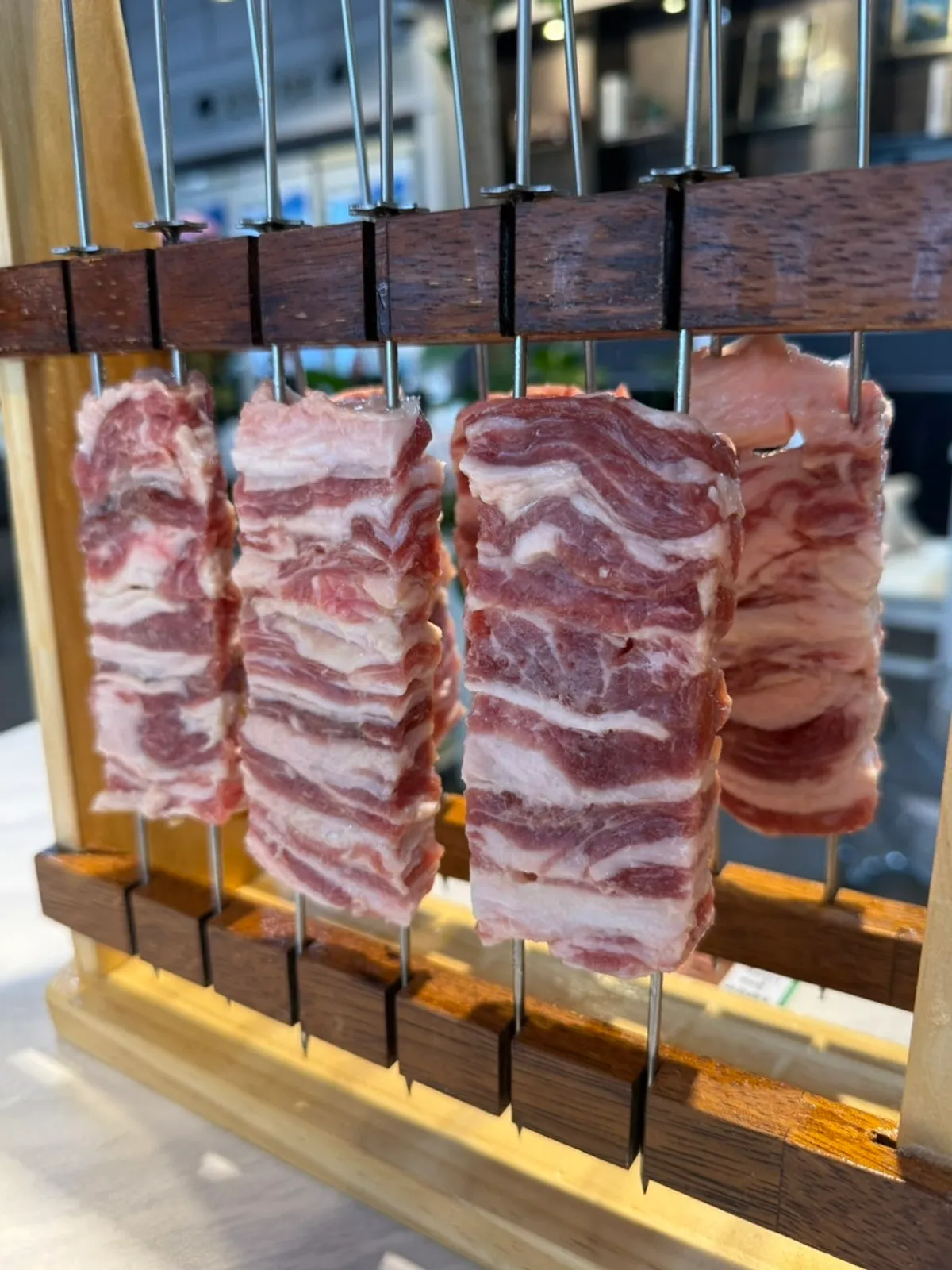 꼬치 두 개에 꽂혀 나온 시그니처 양갈비살