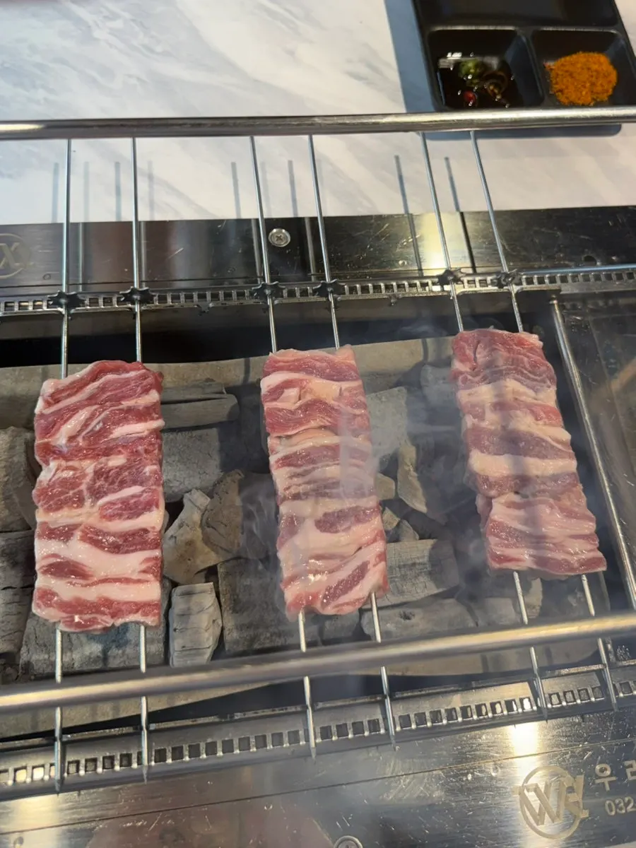 두껍게 썰린 양갈비살 1인분 세 개