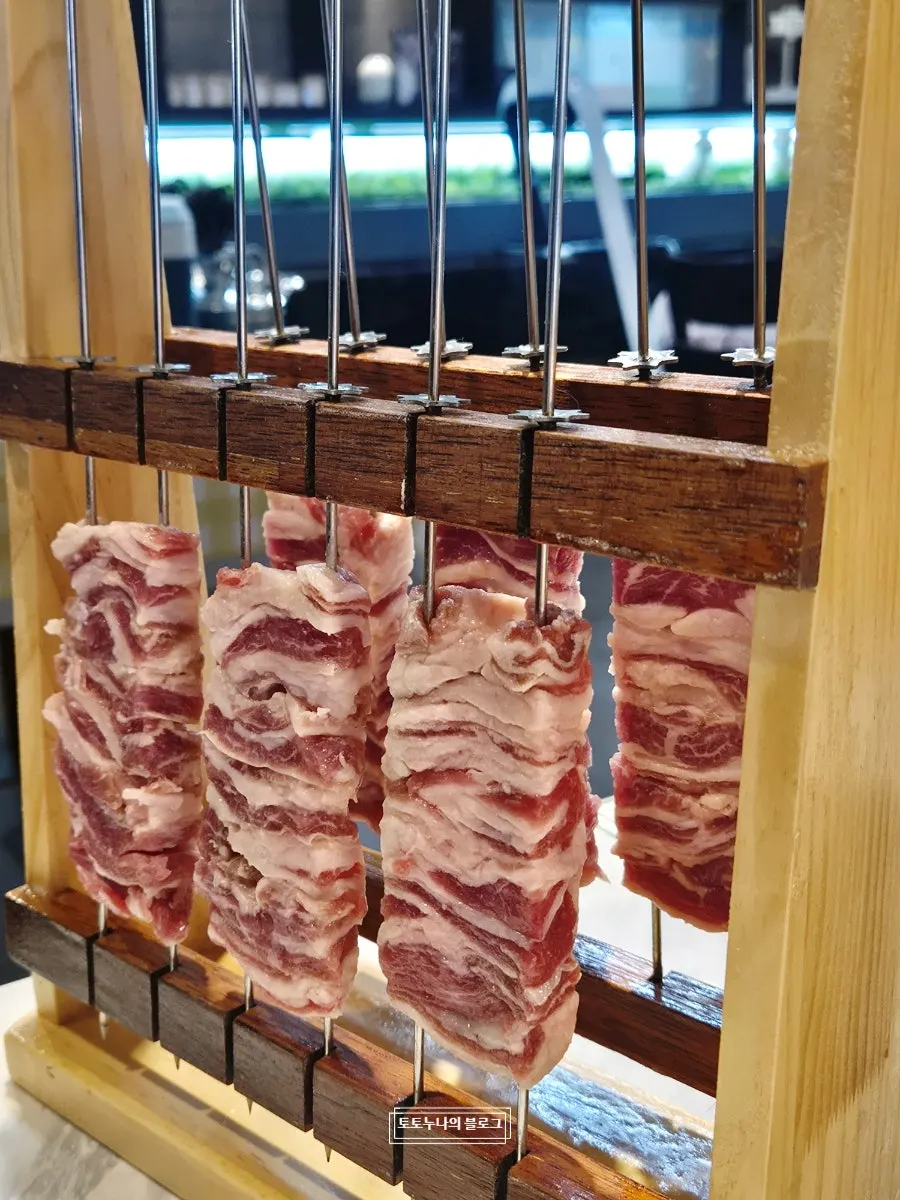 기본 반찬과 함께 차려진 테이블