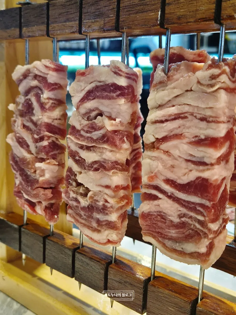 숯불에 올린 통 양갈비살 꼬치
