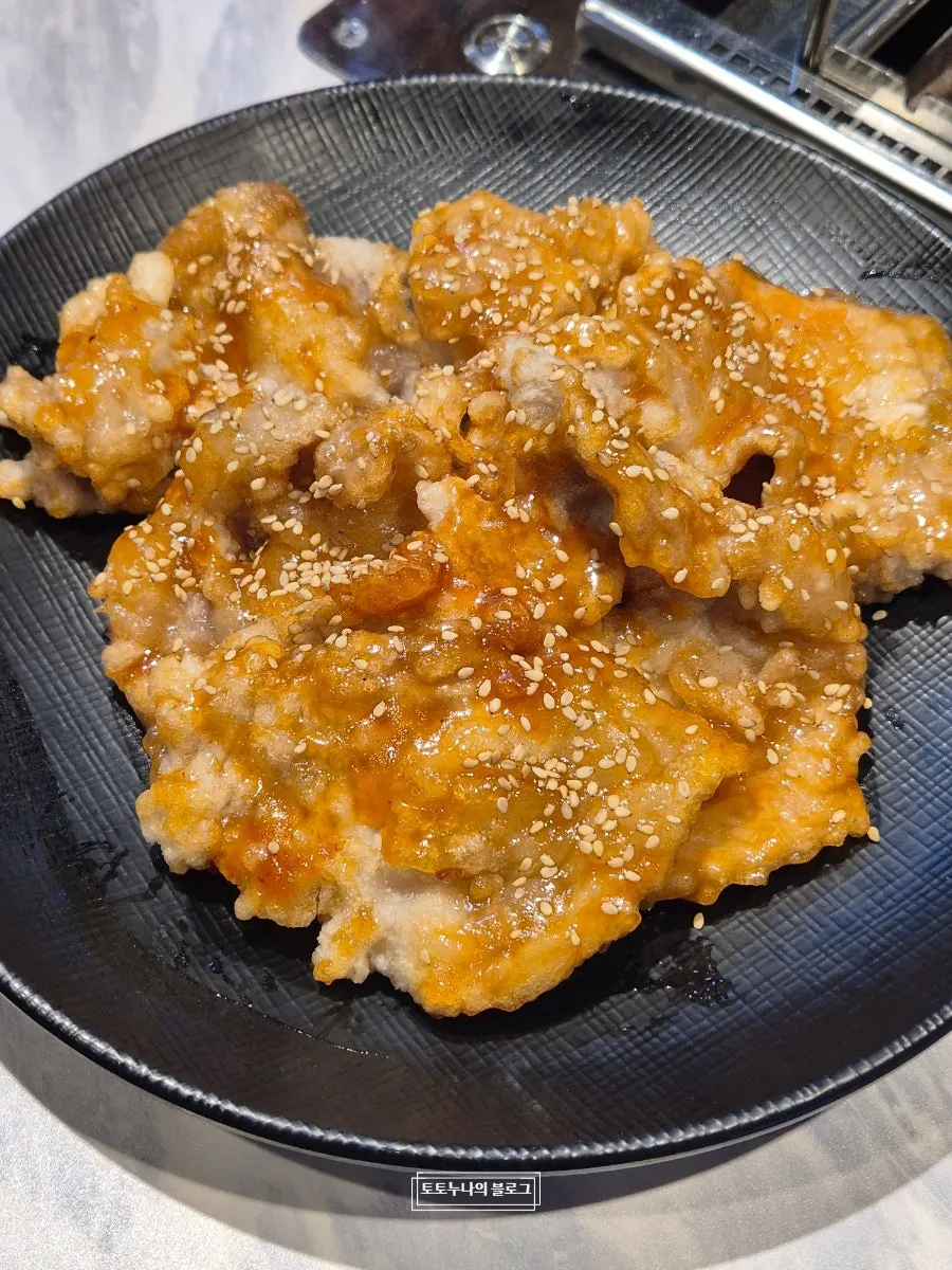 초밥밥에 양갈비살과 고추를 올린 한 입