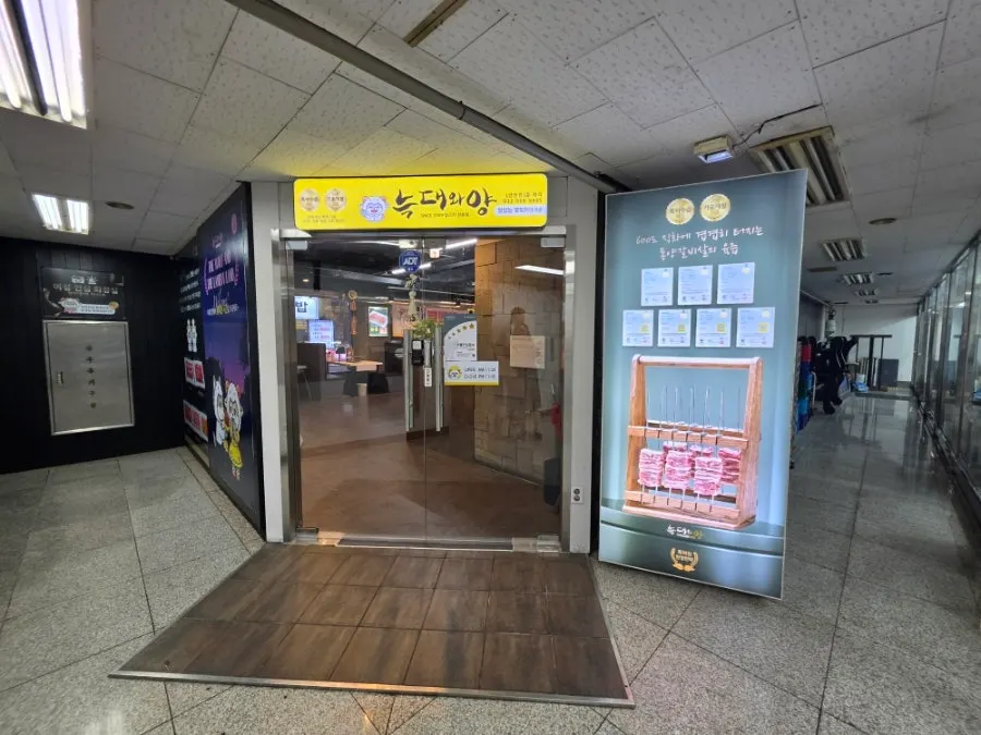 長く続くヌクデワヤン三山店の店内テーブル