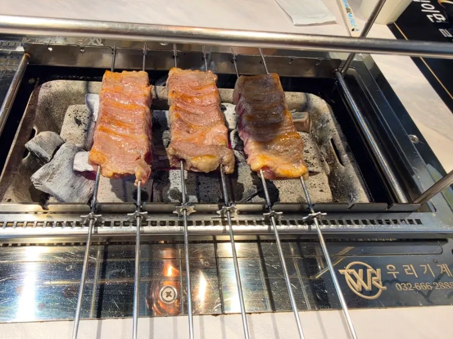 テーブルの焼き台上のラムリブ串