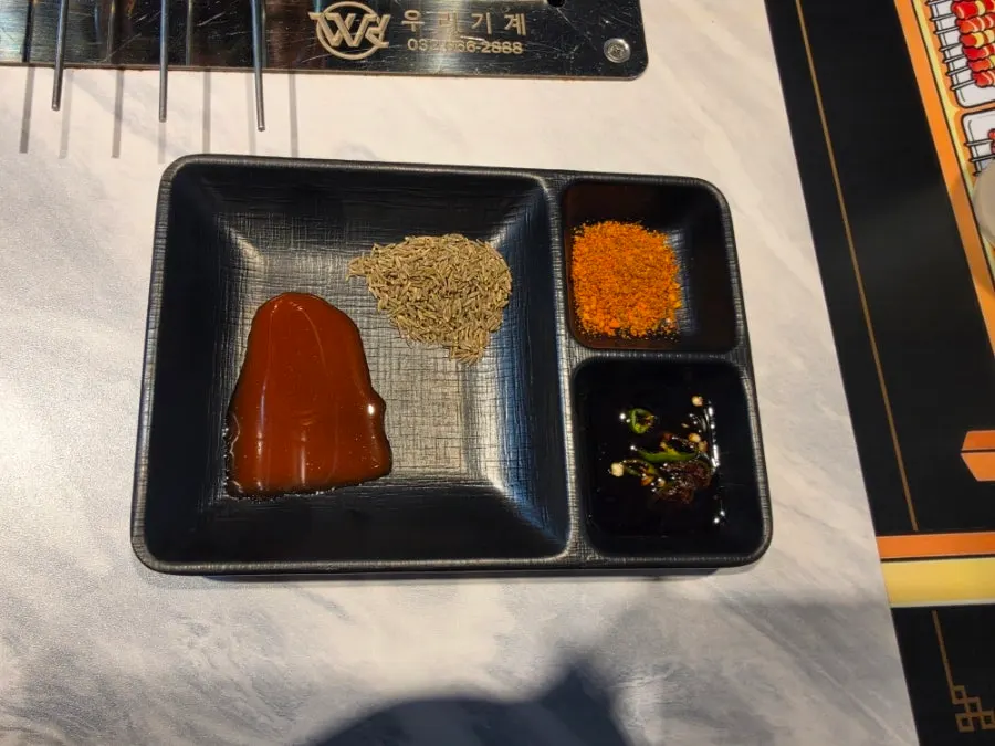 香ばしく焼けていくラムリブ串