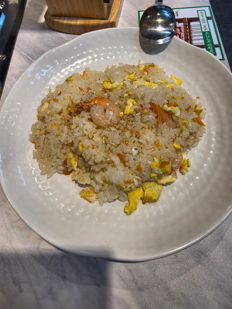 大きな皿に盛られたエビ卵チャーハン
